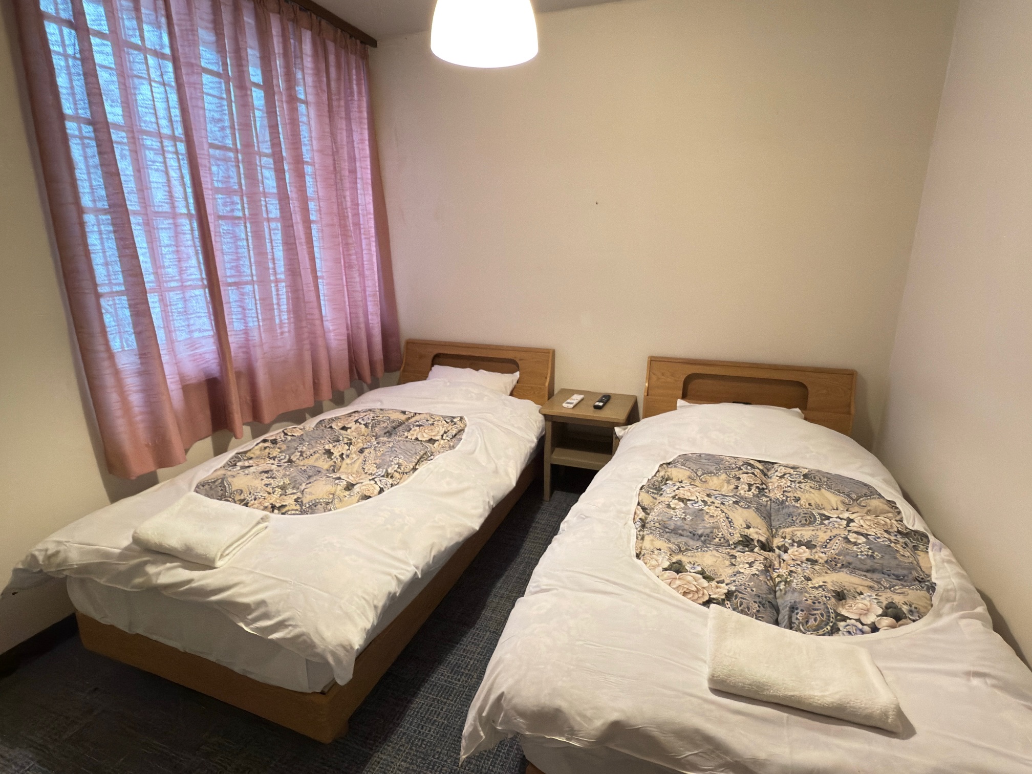 swiper-jm-rooms-twin1.jpg